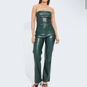 Skinnbyxor gröna  - Jättesnygga skinnbyxor i mörkgrön färg, från bikbok  använt endast en gång så i fint skick 💚  