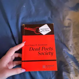 Dead poets society boken är hellt i ny skick läste ut under en dag, super intressant. Rekommenderar till alla som gillar litteratur 10/10 