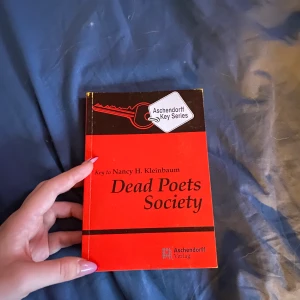 Dead poets society  - Dead poets society boken är hellt i ny skick läste ut under en dag, super intressant. Rekommenderar till alla som gillar litteratur 10/10 
