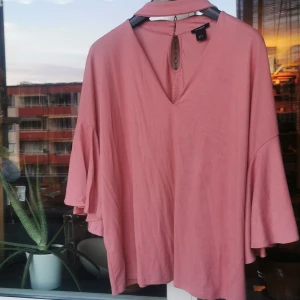 Topp Xl - Lindex topp i storlek XL, aldrig använd, rymlig passform. 