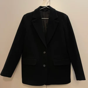 Ull kavaj/jacka från & Other Stories - Nästintill oanvänd kavaj/jacka i ull från & Other Stories i storlek 34. Inga tecken på användning finns.