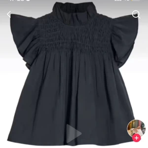 mörkblå top - säljer denna mörkblåa topp med prislappen kvar! säljer pga att jag råkade köpa två! Mycket populär på tiktok! 
