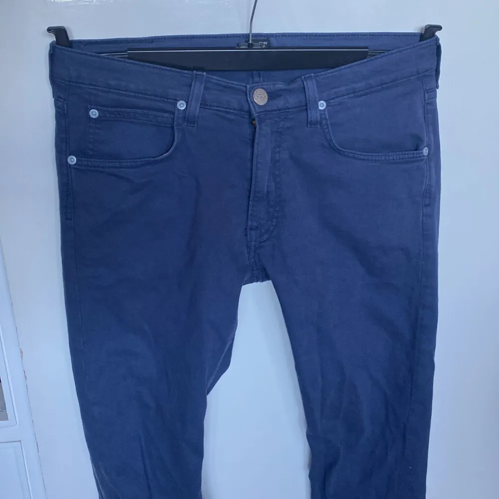 Jätte snygga oanvända byxor. Slimfit med stretch runt midjan för skön passform. Cool blå färg. . Farkut & Housut.