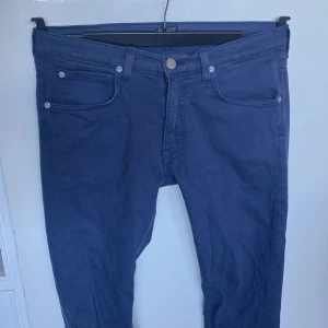 Lee blå slim fit byxa  - Jätte snygga oanvända byxor. Slimfit med stretch runt midjan för skön passform. Cool blå färg. 