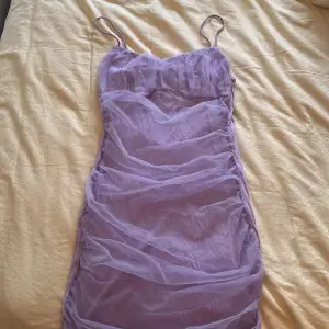 Klänning jag köpte förra året, som nu är för liten på mig. Aldrig använd, lite skrynklig för den har varit i garderoben men man kan bara stryka den. Säljer för 25+frakt. 