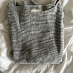 Stickad tröja från lexington - Säljer min helt oanvända lexington tröja som är sååå diskret och snygg men ändå så lyxig på utseendet och i materialet! Därav priset! 