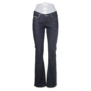 Lågmidjade bootcut jeans - Super fina låga bootcut jeans som jag köpte på sellpy för 1 vecka sedan å de är tyvärr för små för mig. De är från WEZC i storlek 26. Du står för frakt. 