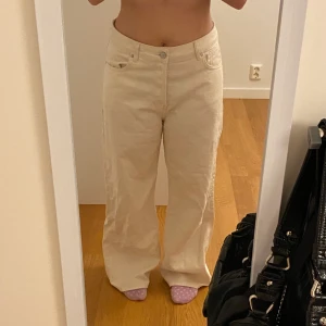 Beiga jeans  - Beiga/vita jeans från bikbok. Köpte dom för 600kr. Aldrig använda. Säljer pga för stora.  Pris kan diskuteras.  Står ej för frakt. Pris kan diskuteras vid snabb affär. 