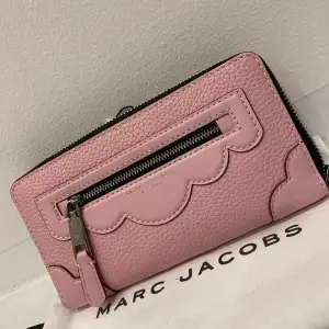Marc Jacobs plånbok prislapp fortfarande på. 2200kr pris kan diskuteras 