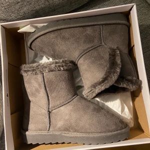 Uggs - Säljer dessa oanvända uggs liknande skor från Zalando. Storlek 36. 200kr plus frakt!