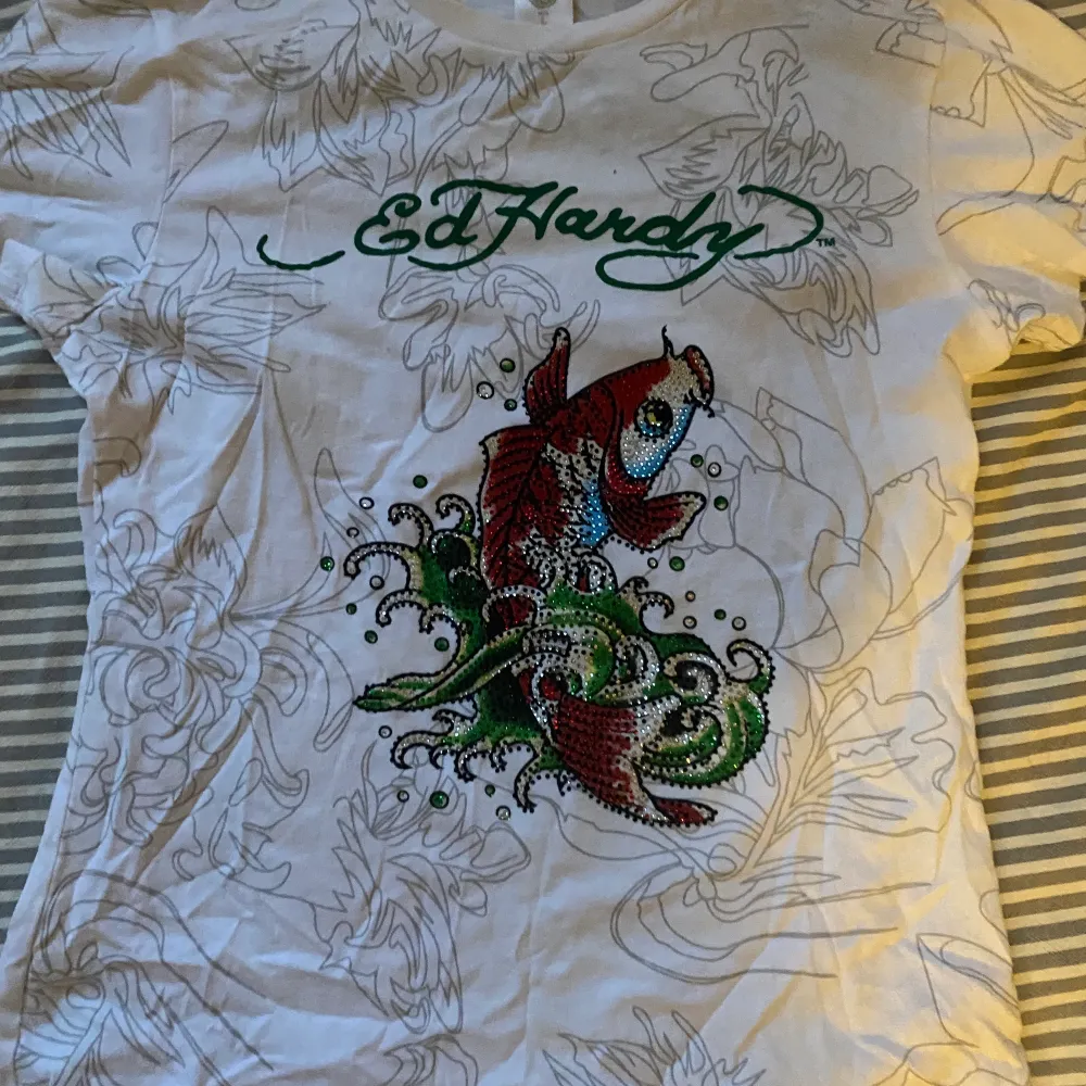 Tröja från ed hardy. Några rhinestones kan ha ramlat. Frakt blir 51kr. T-shirts.