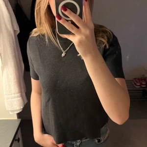 Stickad T-shirt  - Stickad T-shirt från Zara💓 tryck inte på köp direkt tack:)