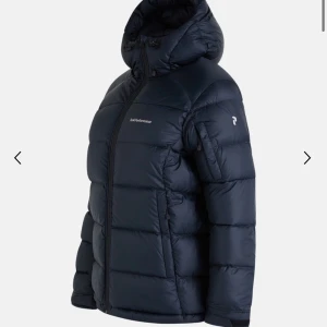 Frost down peak jacka  - svart tjock Peak jacka i fint skick