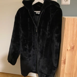 Nyskick jacka från junkyard nypris 799:- jacka  XS / S vinterjacka - Nyskick! Köpt ny, använd vid två tillfällen. Rymlig i storlek, skulle säga mer som en S (fejkpäls)  Jackan har luva och fickor. Den är varm, har använt den på vintern, varav nyår förra året :)   Strl XS Från Junkyard  Nypris 799kr  