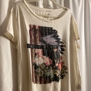 Denim and supply, Ralph Lauren tshirt topp XL - Oversized/relax fit tshirt/topp från Ralph Laurens Denim and Supply. Offwhite i mjuk bomullsstrech. Normal i storleken XL och kommer inte sitta åt. Använd men gott skick. Köparen betalar frakten. 