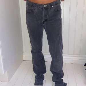 Lågmidjade acne jeans - Ett par så fina lågmidjade acnejeans som är köpta här på plick! Tyvärr sitter dem inte som jag ville och var alldeless för långa för mig som är 160 och har därför aldrig kommit till användning❤️Köparen står för frakt🥰 