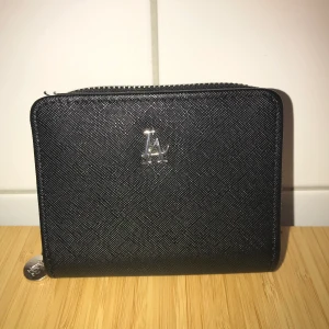 Svart plånbok - Säljer min plånbok för att den är inte mitt style.säljer den för 50kr 