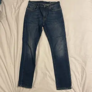 Slim fit jeans, storlek 31. Köpta för 2000 kr på NK för 2 år sen. Skick 9/10. Köpare står för frakt