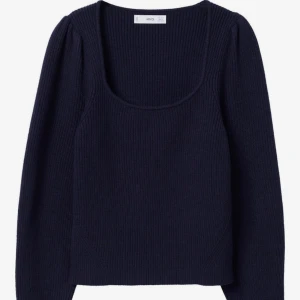 Stickad tröja - Säljer denna populära stickade tröja från Mango som är helst slutsåld. Storlek M 