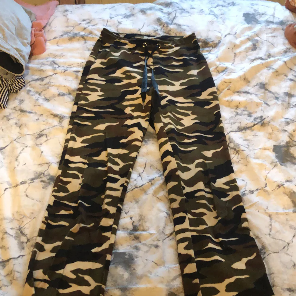 Militär mjukisbyxor från Gina tricots velour kollektion. Flitigt använd men fortfarande i fint skick. Ej använd på 2 år.  Frågor?  Skriv i DM  Köparen står för frakten. . Jeans & Byxor.