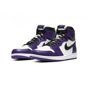AIR JORDAN 1 RETRO HIGH OG COURT PURPLE WHITE - Säljer dessa Air Jordan 1 då de tyvärr inte kommer till användning. de är i väldigt bra skick och inget man inte kan fixa till. köpta för 4200 kr (pris just nu 5000 kr). Kan skicka fler bilder om de är nödvändigt! Pris går att diskuteras