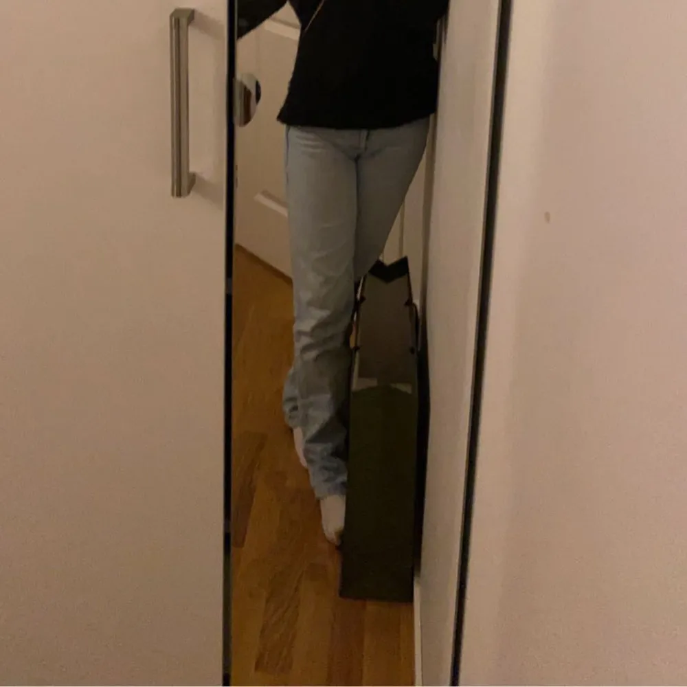 Säljer dessa as snygga jeans pga att dom sitter lite för små😍 Nästan aldrig andvända👌 Jag är 165 och dom är perfekta i längden för mig.. Jeans & Byxor.