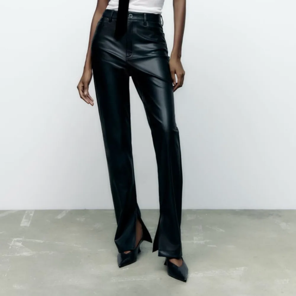Fina skinnbyxor (fake) från Zara, går ner till marken på mig som är 175🤍 säljes pga gillar inte modellen på mig💗 helt nya, använda två gånger💗. Jeans & Byxor.