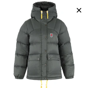 Fjällräven jacka - Säljer nu varmaste vinterjackan!❤️ Inköpt förra året men endast använd några få gånger, som ny!❤️ nypris är 6999kr. Mitt pris är förhandlingsbart!❤️