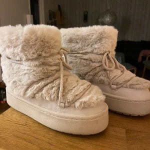 Vinterskor/boots - Säljer dessa slutsålda fluffiga boots från H&M i stl 38. Säljer ett par helt oanvända, ligger kvar i paketet då jag råkade beställa 2 par. Buda gärna💕💕💕nypris är 399, så säljer för samma om jag ej får bättre bud😊  (köparen står för frakten)