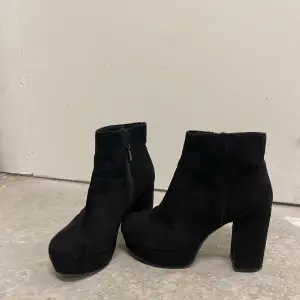 Svarta ganska höga boots