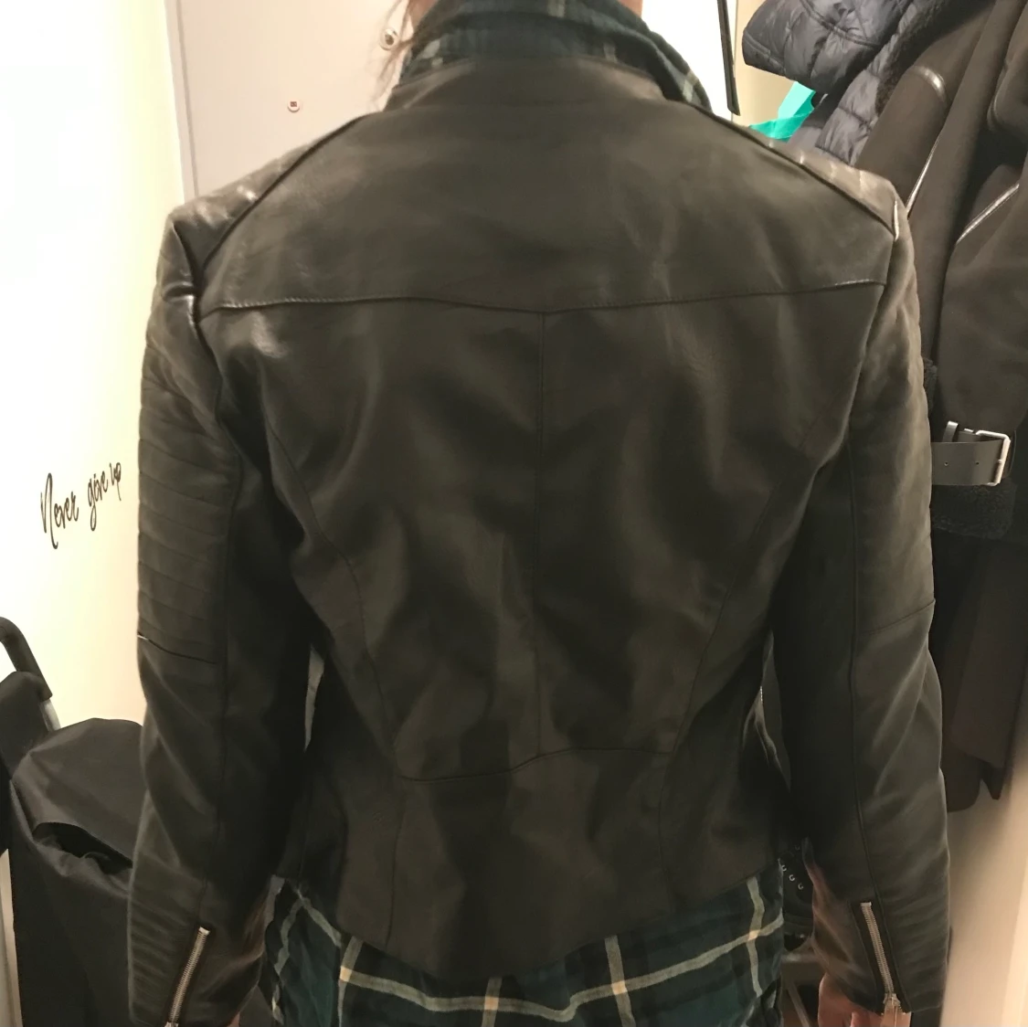 svart skinnjacka  - 91