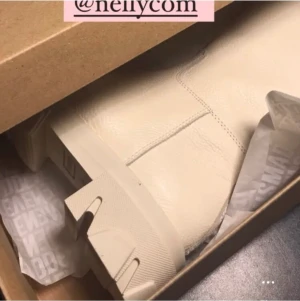 Steve Madden Boots - Säljer nu mina ursnygga knähöga beiga boots från Steve Madden (Köpta från nelly.com för 2199kr). Använda ca 5 gånger men i superfint skick. Perfekta nu till hösten/vintern! 😍