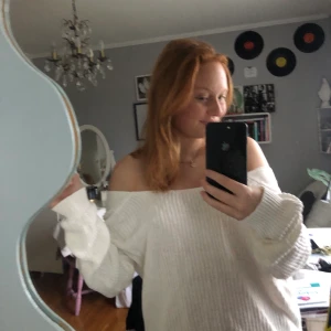 Vit stickad tröja  - Fin vit stickad tröja som är ganska djup i ryggen från Nelly 