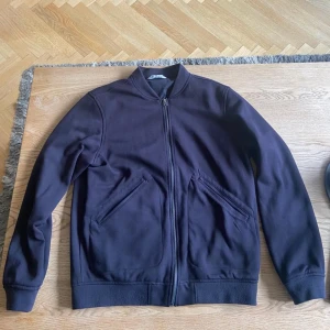 Jacka Zara mörkt blå L - Knappt använd snygg jacka. Kan användas utomhus eller som tröja/jacka inomhus. 