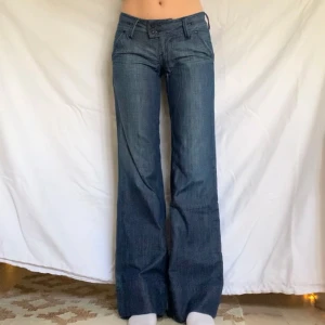 Lågmidjade jeans - Lågmidjade utsvängda/baggy jeans från märket Pepe Jeans! Står stl W26/L32 och skulle säga att dom är som en XS. Jag är 173 cm, midjemåttet är 72 cm och innerbenslängden är 80 cm 💞