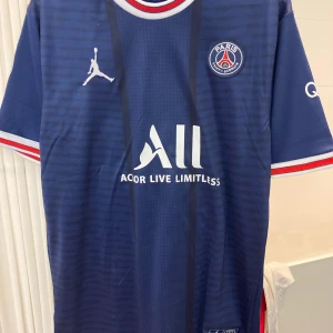 PSG fotbollströja  - Storlek M Sparsamt använd  Kan mötas upp och frakta 