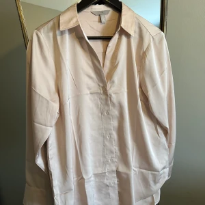Rosa Satin skjorta - Säljer min fina rosa satin skjorta köpt på H&M  säljer för 100kr