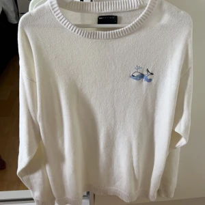  En begie stickad tröja - jätte fin stickad tröja från ASOS, har haft den på mig bara 2 gåger och inte haft plagget så länge heller och den är mysig och den är parfekt under vinter!