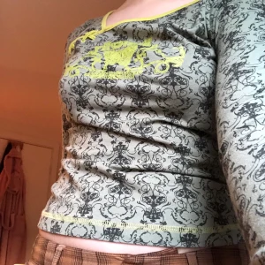 Långärmad tröja  - Jätteskönt och stretchiga tyg. Cool design med asymmetri. Står storlek L men jag skulle säga att den sitter som en S/M. Nyskick, inga defekter. Betalning via swish. Frakt tillkommer (inte det som står nedan)