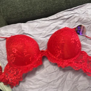 Push up Röd BH - Röd Push up bh helt oanvänd, etiket kvar osv. Säljer för 129
