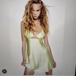 ZARA limegrön klänning XS - Slutsåld superfin klänning från ZARA. Helt oanvänd i nyskick med prislapp kvar. Glansigt neon/ljus limegrönt tyg med fodertyg så ej genomskinlig, väldigt fin rygg. Säljer pga passar ej mig & missade att returnera i tid.