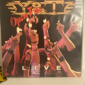 Y&T skiva (open fire), press 85. Skivan är i fint skick och spelar utan några fel! 