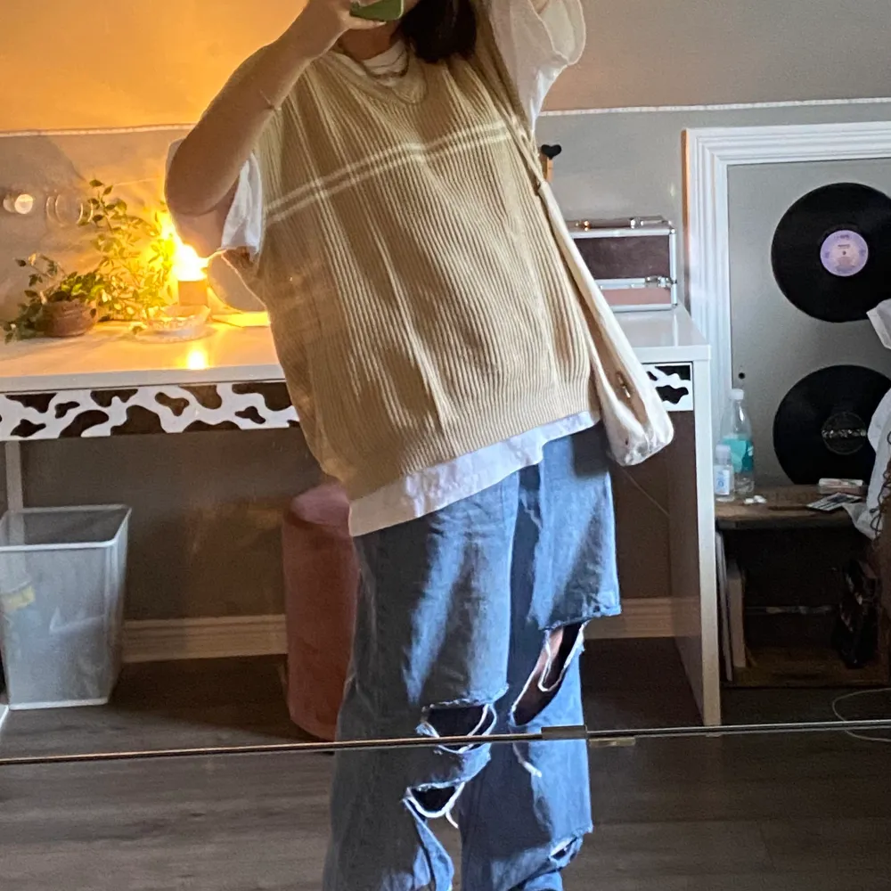 Säljer mina gamla go-to jeans. Perfekt passform överallt tycker jag! Hålen har blir lite större med tiden. På närbilden ser färgen lite skum ut. Sista bilder ger den bästa uppfattningen av färgen! . Jeans & Byxor.