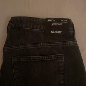 Säljer arrow low jeans i färgen tar black från weekday i storlek 30/30 💕