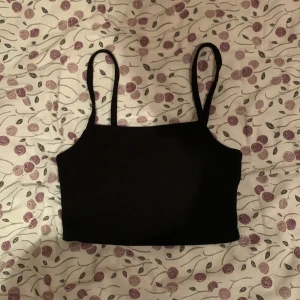 Croppad topp - En väldigt Croppad, svart topp från H&M. Den köptes för lite mer än ett år sedan för 99kr och har bara använts ett fåtal gånger. Den sitter ganska tight💕🥰