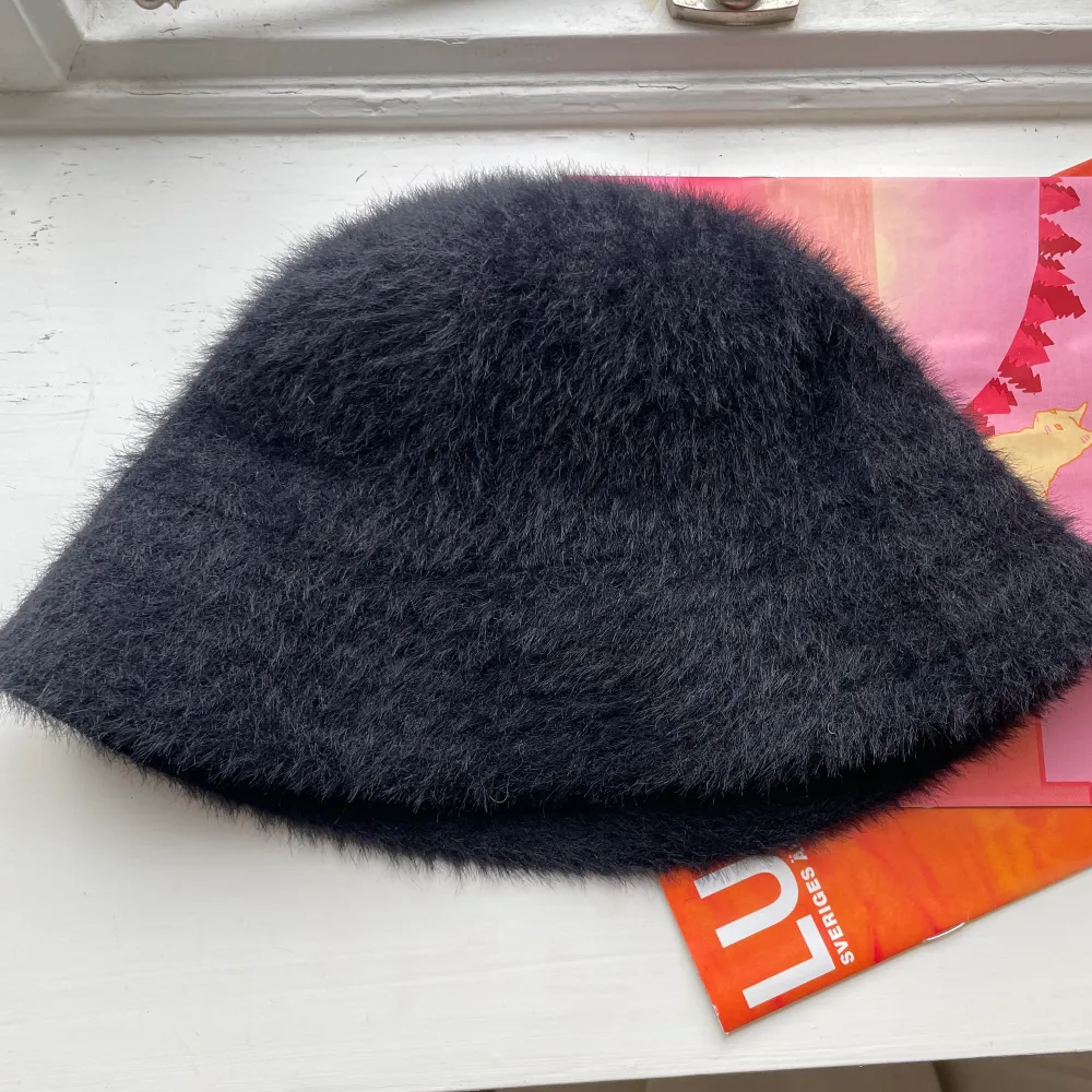 Vem har sagt att buckethats är för kallt för hösten/vintern? ❤️ Säljer denna underbara buckethat i svart (ylle?). Varm och skön, men ej fått användning för denna då jag har en likadan i vitt :). Accessoarer.