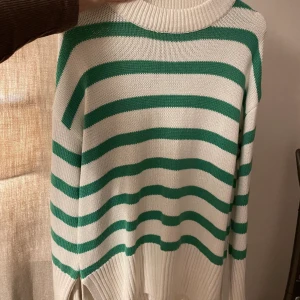TRÖJA FRÅN GINA - Så fin grön/vit tröja från Gina tricot! Använd 1 gång, köpare står för frakt 💓