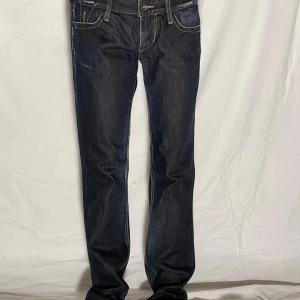 low waist jeans  - KONTAKTA INSTGRAM DM VID INTRESSE Jeans 006❤️‍🔥 Märke: Fornarina Storlek: W30 Midjemått: 80cm Innerbenslängd: 85cm  Modellen är W26 EUR34 och 160cm lång