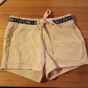 ICANIWILL shorts beige xs - En fin kort modell i fint skick. Använda någon enstaka gång. Beige med svarta detaljer. Sweatshirtmaterial