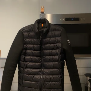 Jacka Rock & Blue - Säljer nu min jacka från Rock & Blue, köpt på Pondus. Storlek 38, men passar mig som vanligtvis är en 36:a. Använd ett fåtal gånger så i jättefint skick                                                           Nypris 1800kr, mitt pris 800kr                                                   Köparen står för frakten. Jag står inte för postens slarv